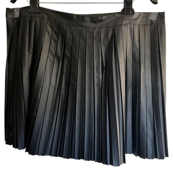 Fashion Nova Black Faux Leather Pleated Mini Skirt Plus Size 3XL Accordion Edgy - Picture 2 of 9